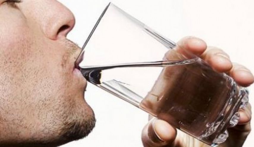 مخاطر الإفراط في شرب الماء وقت الإفطار