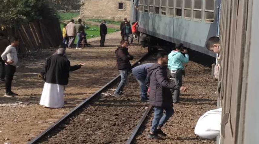 مصر... عشرات القتلى والإصابات نتيجة خروج قطار عن القضبان