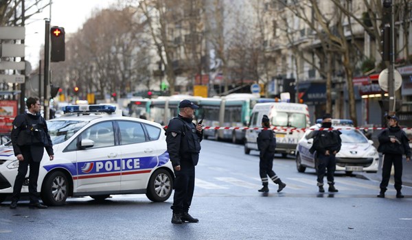 مقتل شرطية فرنسية بعملية طعن قرب باريس