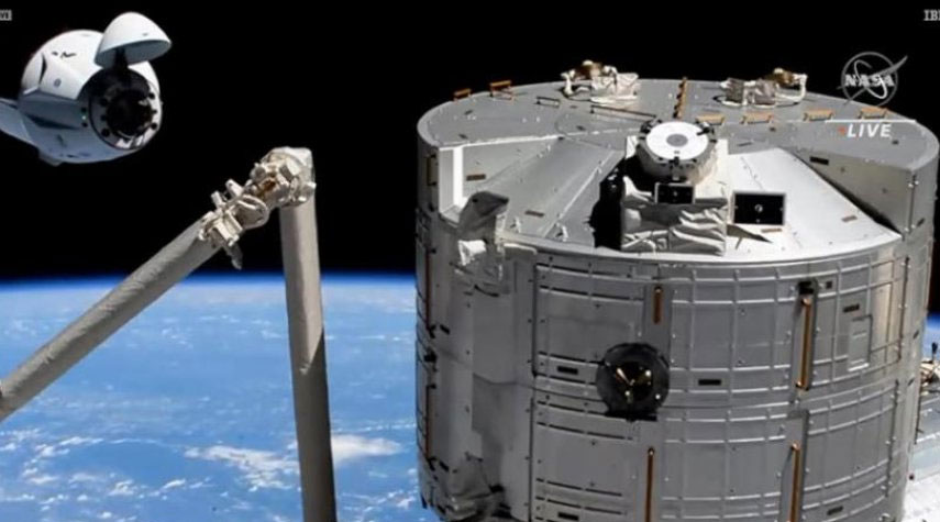 الكبسولة "كرو دراغون" تلتحم بمحطة الفضاء الدولية