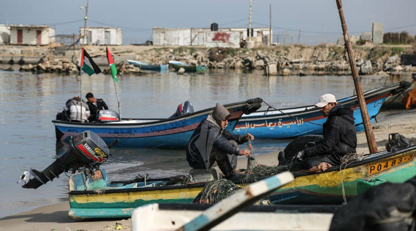 قوات الاحتلال تغلق شاطئ غزة أمام الصيادين الفلسطينيين