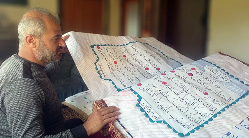 سوري يخط نسخة عملاقة من القرآن الكريم بأدوات بسيطة
