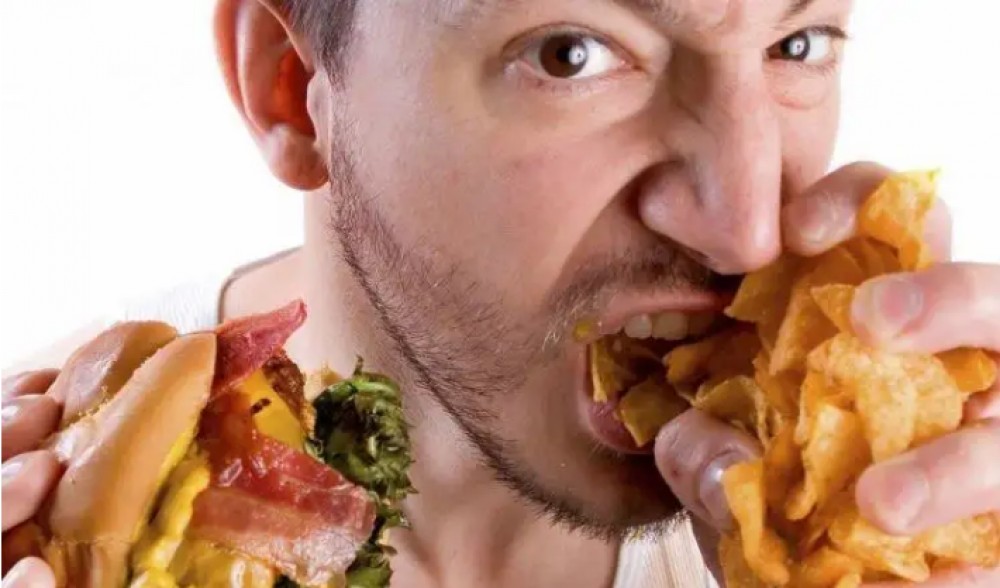 دراسة حديثة: احذروا من تناول الطعام في حالات الغضب!