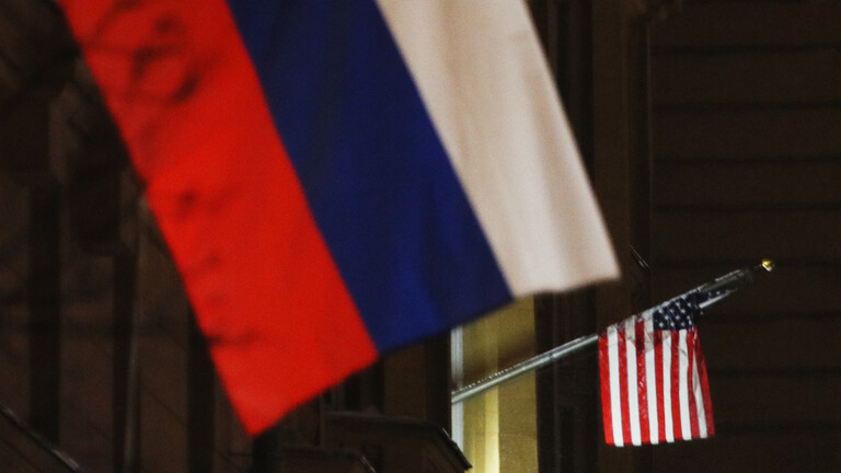السفارة الأمريكية في موسكو تقلص خدماتها القنصلية
