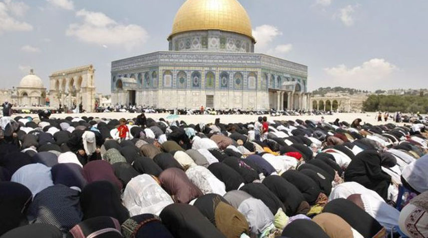 نحو 60 ألفاً يؤدون صلاة الجمعة في المسجد الأقصى
