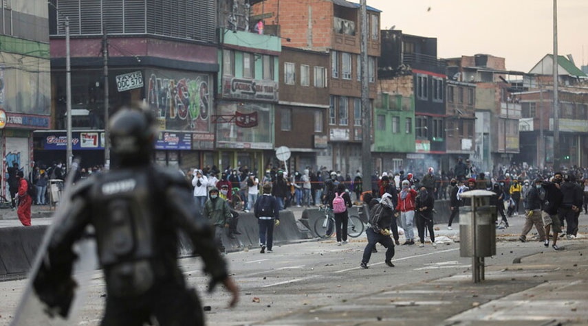 احتجاجات في كولومبيا واصابة العشرات من الشرطة