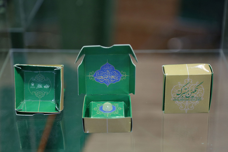 العتبة الرضوية تقدم هدايا لمسابقات قرآنية خارج ايران