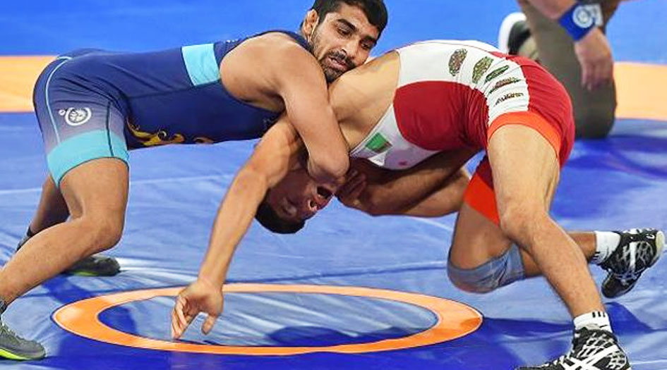 حكمان ايرانيان للمصارعة يتوجهان غدا الى بلغاريا للمشاركة في التصفيات الأولمبية