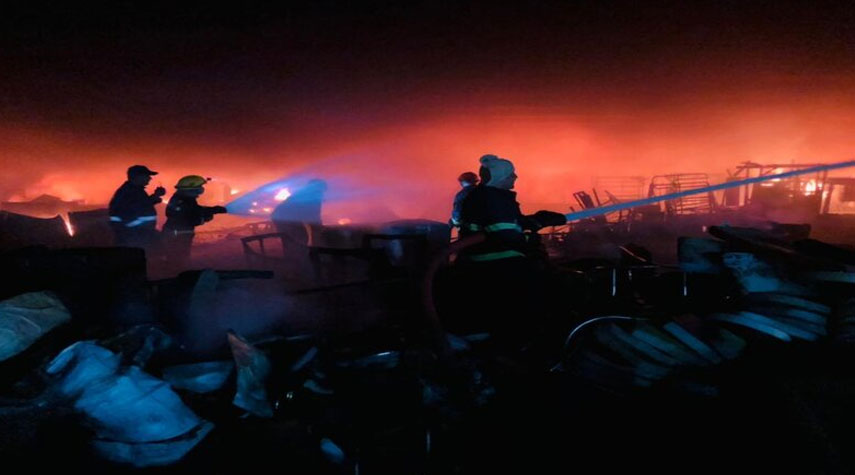 بالصور..حريق كبير يلتهم سوقاً وسط بغداد