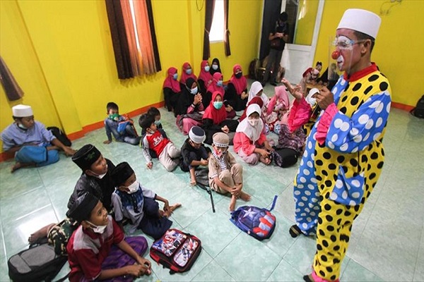 معلم إندونيسي يبدع أسلوباً لتعليم القرآن الكريم للأطفال
