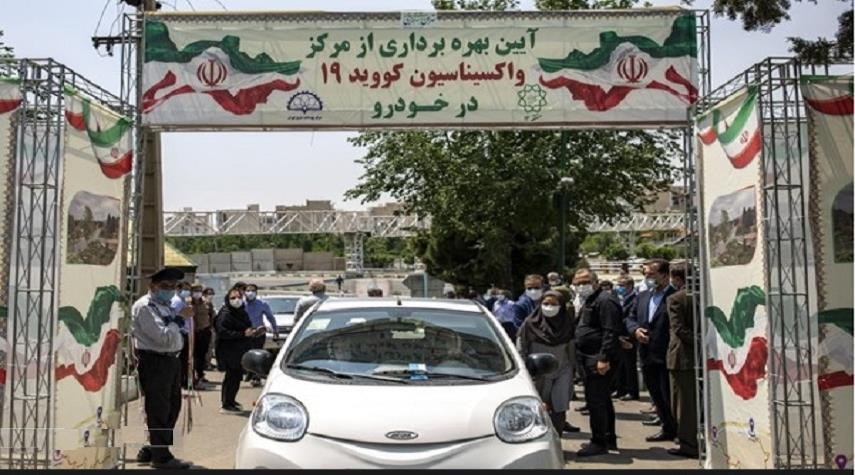 بالصور.. تطعيم لقاح كورونا لكبار السن داخل مركباتهم في طهران