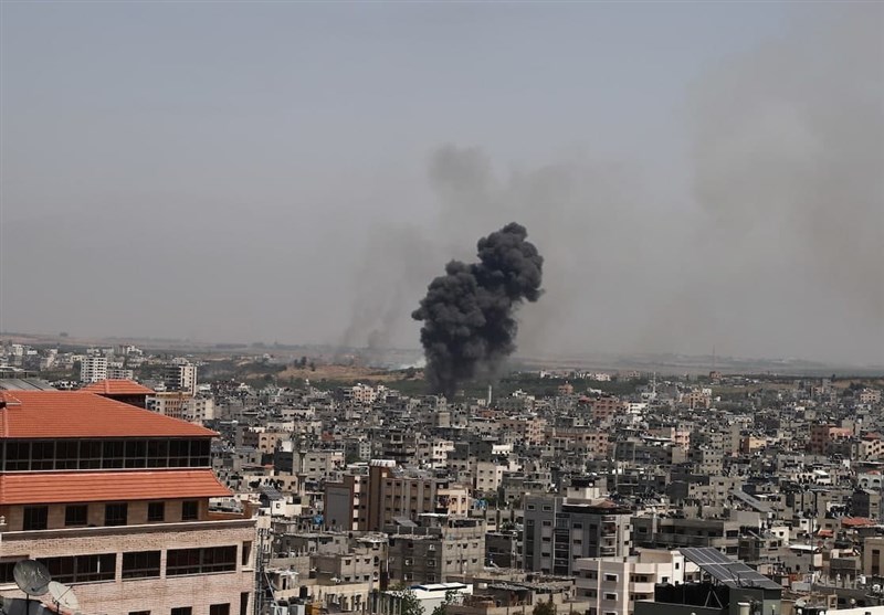 أول أيام العيد.. 100 ألف يؤدون الصلاة في الاقصى والاحتلال يواصل قصف غزة