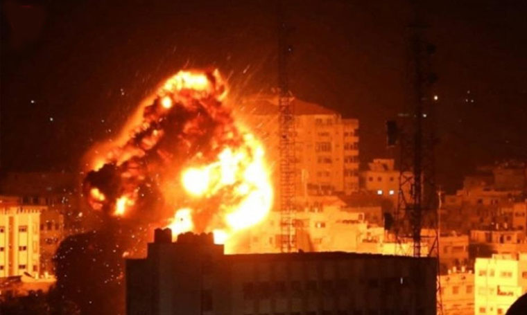 الاحتلال يقصف بوحشية ويطلق 450 صاروخاً على غزة الليلة الماضية
