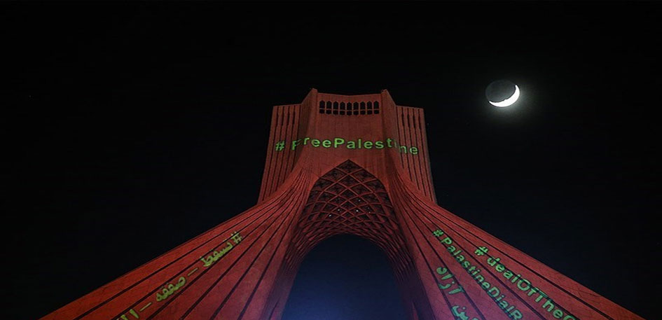 بالصور من إيران.. إضاءة برج "آزادي" تعاطفا مع الشعب الفلسطيني المظلوم