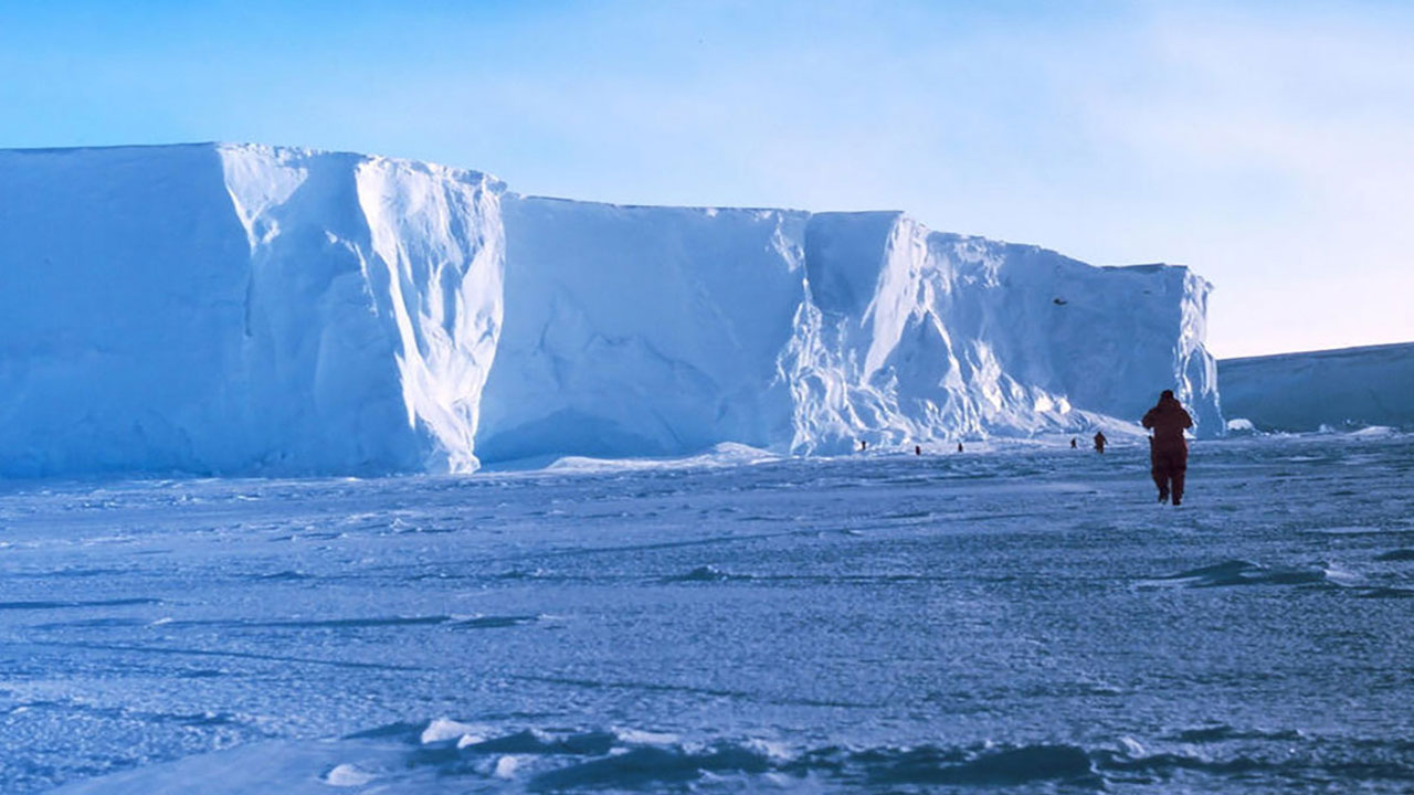كارثة بيئية.. إنفصال أكبر جبل جليدي بالعالم عن القارة الجنوبية