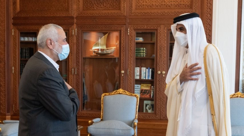أمير قطر يبحث مع هنية آخر تطورات الأوضاع في فلسطين