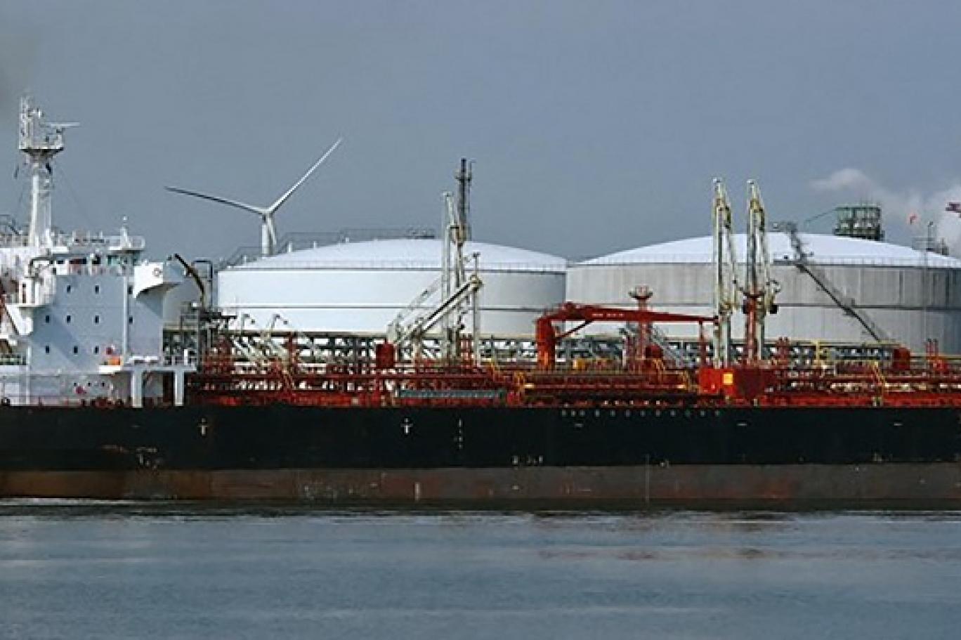 عبر مشروع استراتيجي.. إيران تصدر النفط لأول مرة من بحر عمان