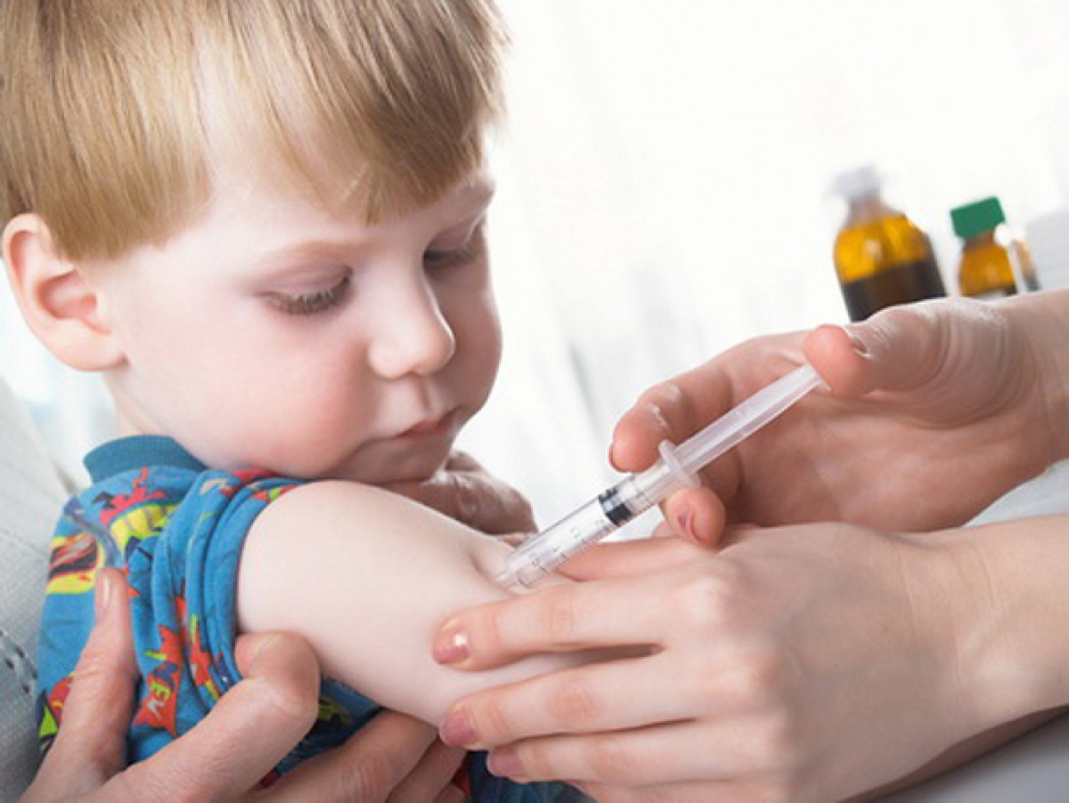 دولة عربية تفتح باب التطعيم للأطفال