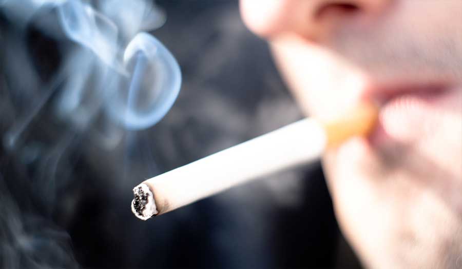 التدخين يضاعف أعراض كورونا 