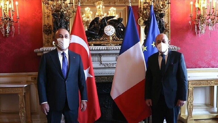 تركيا وفرنسا تبحثان الملف الليبي وقمة الناتو