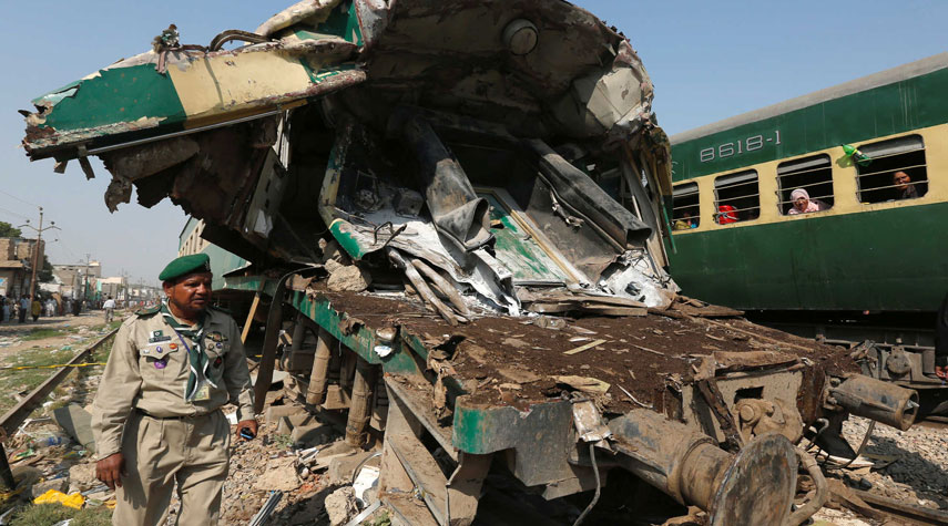 مصرع أكثر من 30 شخصا باصطدام قطارين في باكستان