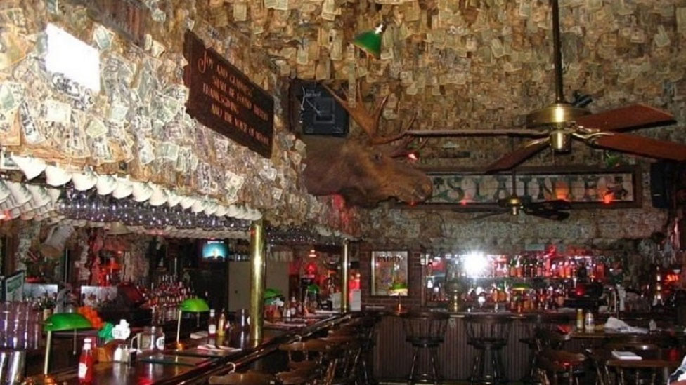 مطعم يعلّق مليوني دولار على جدرانه "يستحيل سرقتها"!!!