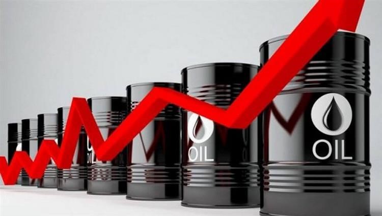 النفط يواصل ذروة أسعاره في عامين رغم انخفاضه نسبيا