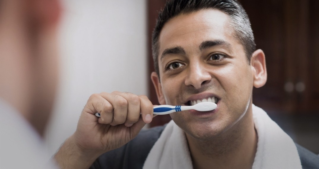 هل يجب تنظيف الأسنان مباشرة بعد كل وجبة؟