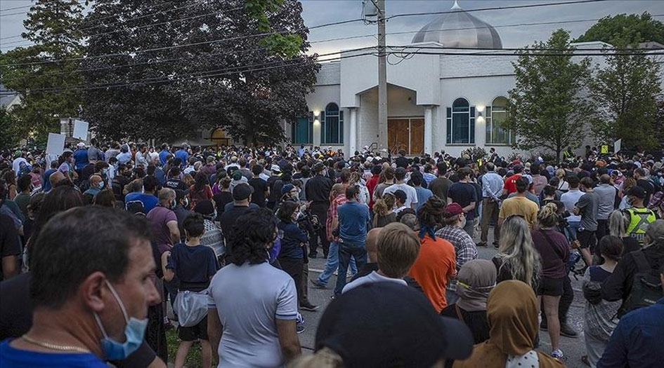الآلاف يشاركون في مراسم جنازة عائلة مسلمة بأونتاريو الكندية