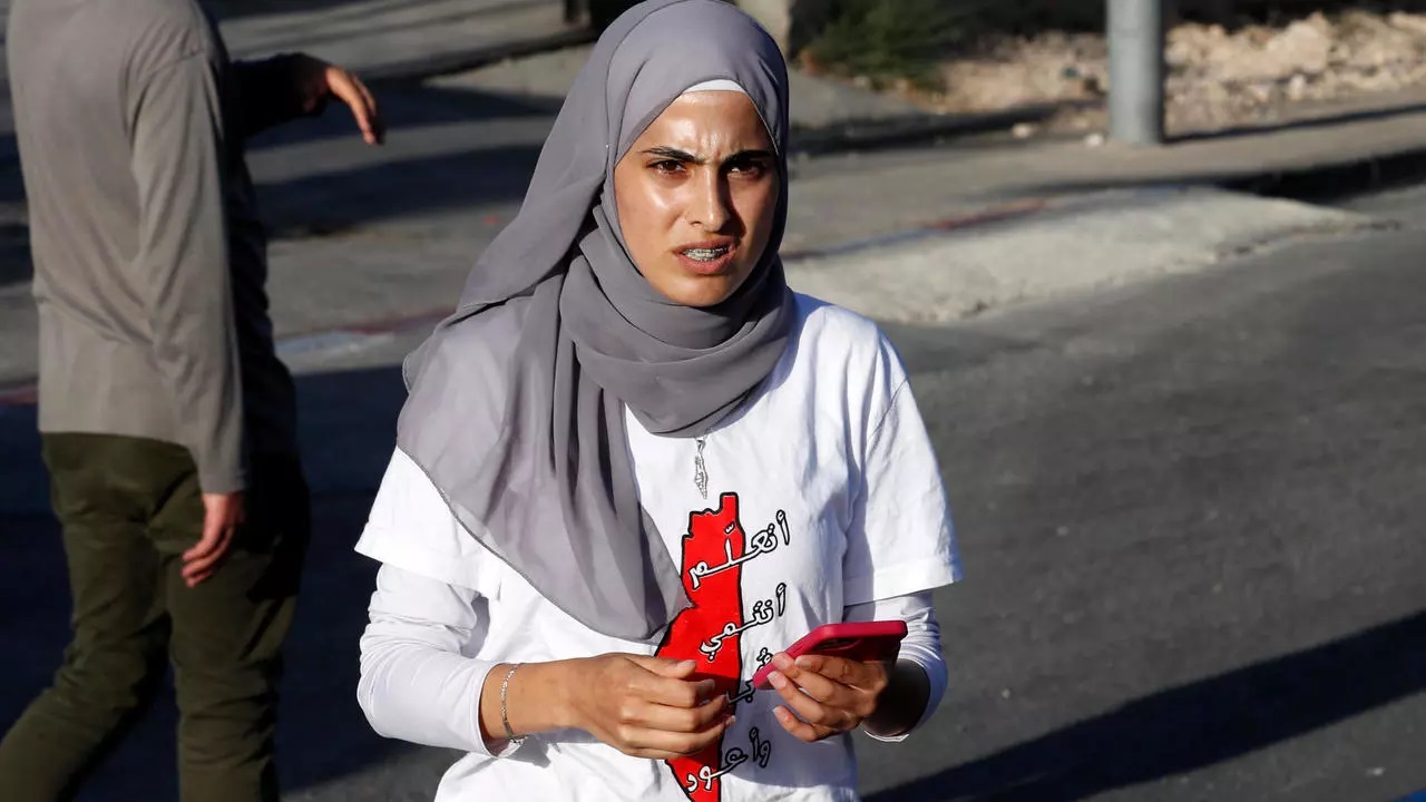 الناشطة الفلسطينية "منى الكرد" تتعرض لإعتداء وحشي قبل إعتقالها