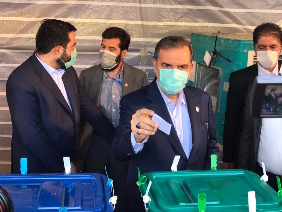 محسن رضائي يدلي بصوته في الانتخابات الرئاسية