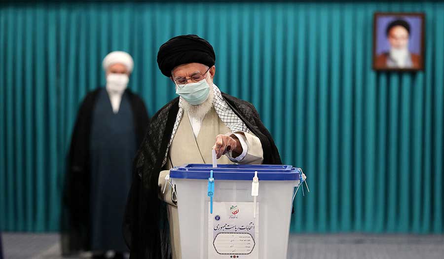 صور.. قائد الثورة يصوت في الإنتخابات الرئاسية الإيرانية 2021
