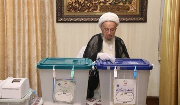 مكارم شيرازي: الشعب بمشاركته في الانتخابات يدافع عن الجمهورية الاسلامية