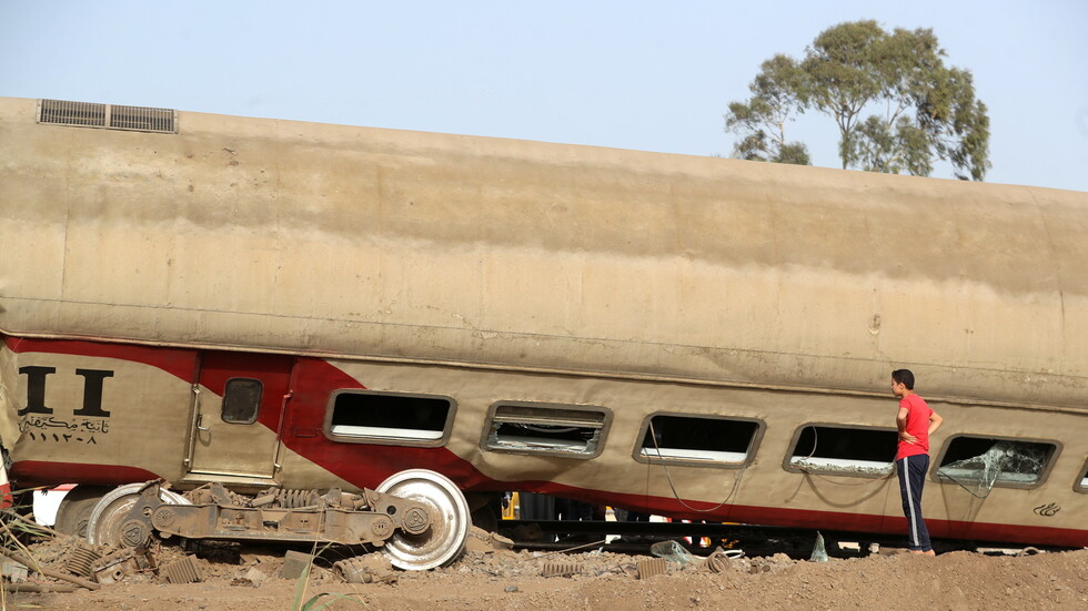 مصر... إصابات جراء اصطدام جرار بقطار