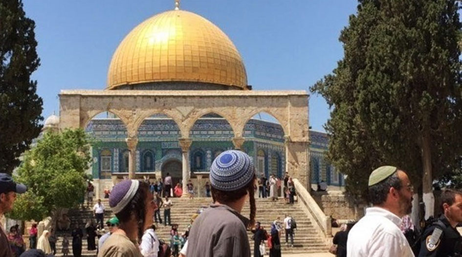 عشرات المستوطنين الصهاينة يدنسون المسجد الأقصى