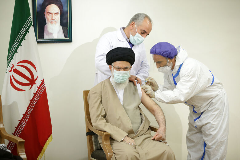 بالصور .. قائد الثورة الاسلامية يتلقى الجرعة الاولى من اللقاح الايراني المضاد لكورونا