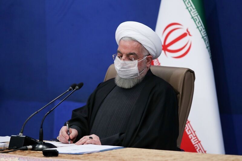 روحاني يدشن عدداً من المشاريع الصناعية والتجارية في البلاد