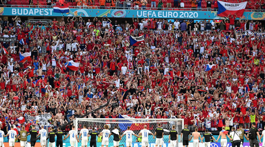 منظمة الصحة تحذر من الزحام في ملاعب كرة القدم بأوروبا