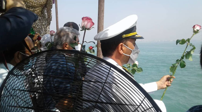 في ذكرى الجريمة الأميركية..نثر الزهور بمكان استشهاد ركاب الطائرة المدنية الإيرانية