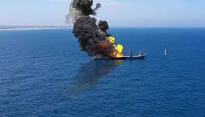 سفينة شحن "إسرائيلية" تشتعل فيها النيران