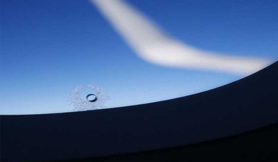ماذا يحدث إذا كسرت نافذة الطائرة جوا؟ وما سبب وجود ثقب صغير في النافذات؟