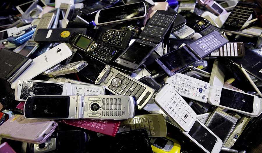 حفاظا على البيئة.. نصائح بديلة للتخلص من الهواتف القديمة