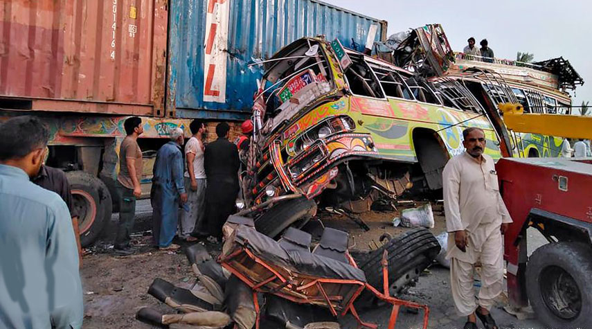 باكستان.. مصرع وإصابة العشرات إثر اصطدام حافلة ركاب