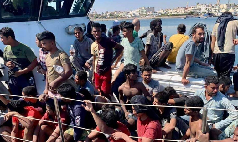 بالصور..إنقاذ عشرات المهاجرين من الغرق قرب السواحل الليبية