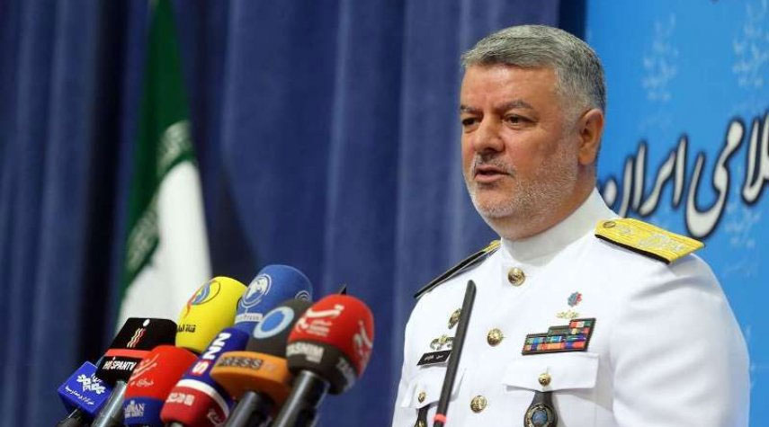 قائد البحرية الإيرانية يحضر الاستعراض البحري للجيش الروسي
