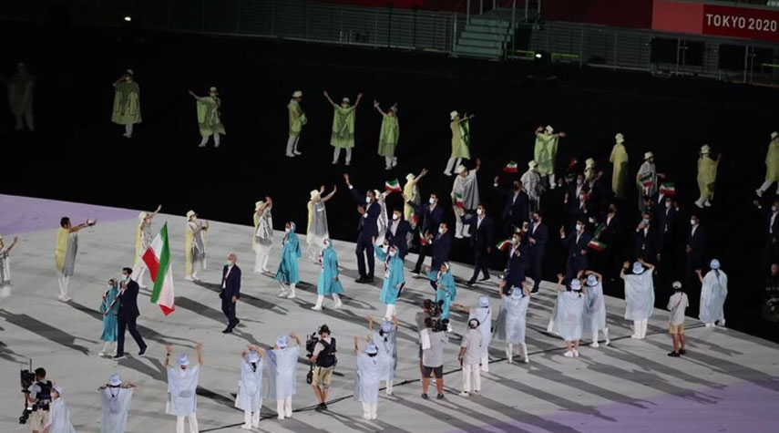 قافلة رياضيي إيران تنظم استعراضاً خلال افتتاح أولمبياد 2020
