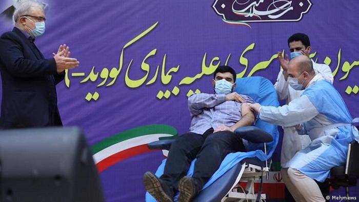 بالصور من إيران.. استمرار عمليات تطعيم المواطنين ضد كورونا