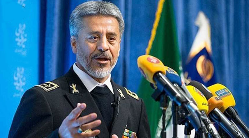 الاميرال سياري: معدات الجيش الايراني حديثة وكفوءة