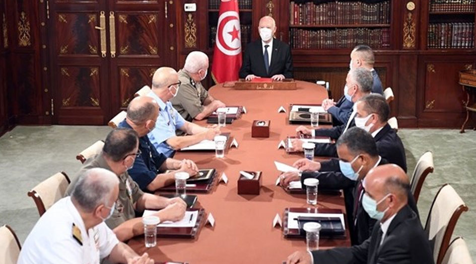 الرئيس التونسي يجتمع بقيادات الجيش والأمن
