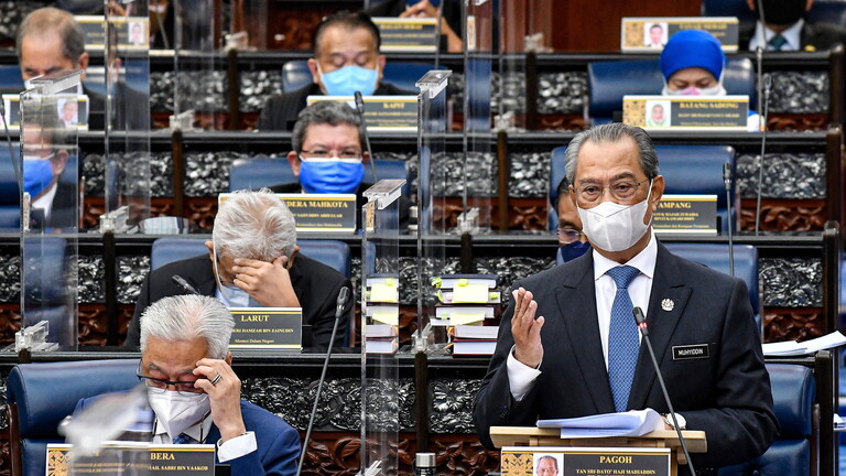 ملك ماليزيا يوبخ الحكومة لتضليل البرلمان